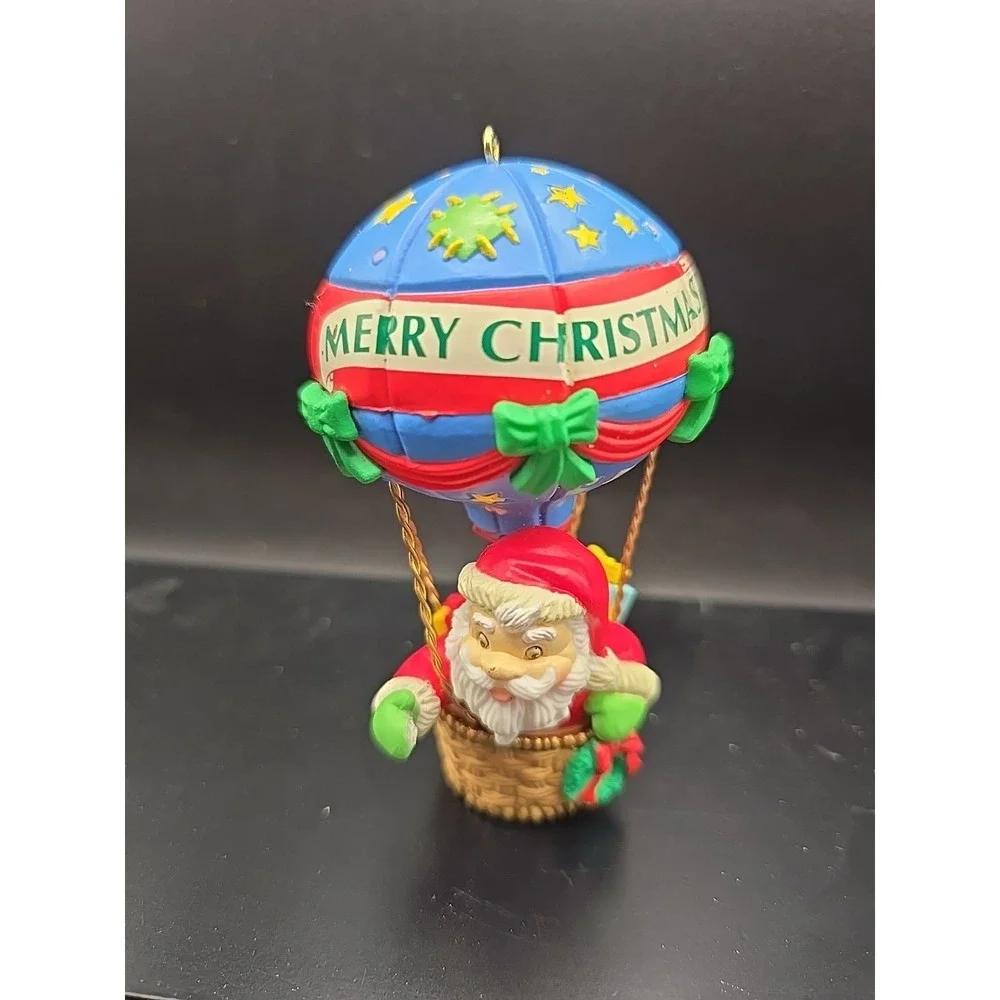 SMALL SANTA IN HOT AIR BALLOON CHRISTMAS RESIN ORNAMENT‎